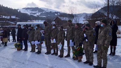 До Дня Соборності. На Франківщині бійцям передали два дзвони пам'яті з комплексу "На горі Карачун" До Дня Соборності. На Франківщині бійцям передали два дзвони пам'яті з комплексу "На горі Карачун"