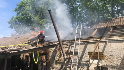 У прикарпатському селі на згарищі знайшли тіло чоловіка У прикарпатському селі на згарищі знайшли тіло чоловіка