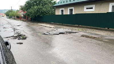 Розмита дощем сільська вулиця Розмита дощем сільська вулиця