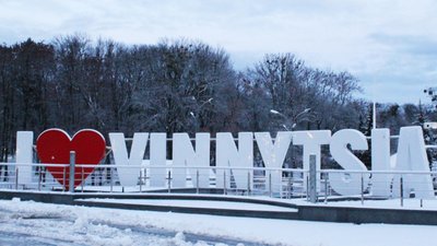 На Вінниччині військовий створив зі снігу скульптуру коня