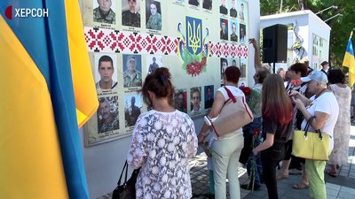 Пам'яті загиблих захисників: у Херсоні відбулась акція "Сонях" Пам'яті загиблих захисників: у Херсоні відбулась акція "Сонях"