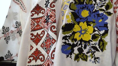 "Вишиванки, які знають за кордоном". Як подружжя Ткачуків у час війни облаштувало цех із пошиття етноодягу "Вишиванки, які знають за кордоном". Як подружжя Ткачуків у час війни облаштувало цех із пошиття етноодягу