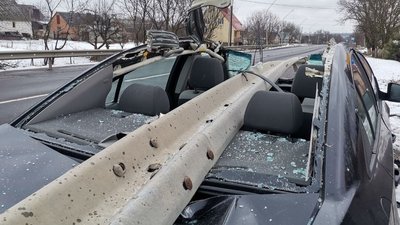 Під Луцьком водій в'їхав у відбійник. Що розповіли очевидці