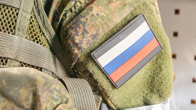 Комуфляжна форма з шивроном російського прапору