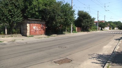 Гараж посеред тротуару у Житомирі: місцеві жителі протестують Гараж посеред тротуару у Житомирі: місцеві жителі протестують