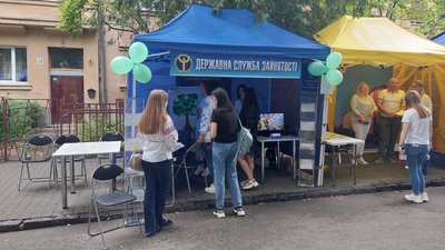 В Ужгороді на ярмарку вакансій представили близько 40 підприємств, що шукають працівників В Ужгороді на ярмарку вакансій представили близько 40 підприємств, що шукають працівників