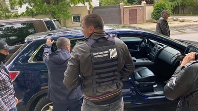 З грошима в авто: в Миколаєві ДБР затримало посадовця ДСНС Одещини