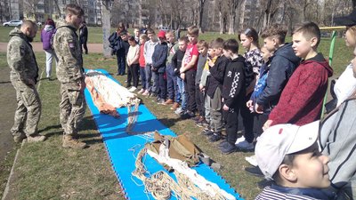 "Смуга перешкод": вихованці житомирської Школи юних десантників влаштували показові виступи "Смуга перешкод": вихованці житомирської Школи юних десантників влаштували показові виступи