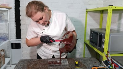 "Це як релакс": волинянка два роки виготовляє крафтовий шоколад та цукерки без цукру — Катерина Бондар