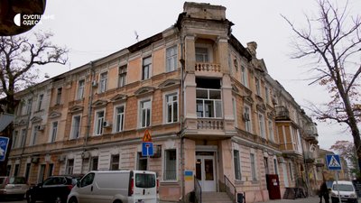 Будинок в Одесі, фасад якого почав протікати після ракетного удару Будинок в Одесі, фасад якого почав протікати після ракетного удару
