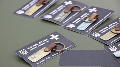 У Житомирі підприємці зібрали гроші на авто для 95 бригади, продаючи брелоки із уламків збитого Су-25