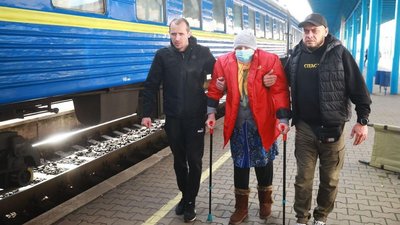Із небезпечних районів Дніпропетровщини та Запоріжжя евакуювали 400 маломобільних людей