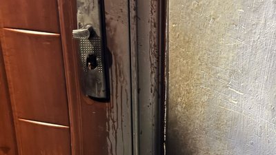 Вхідні двері до квартири, які підпалили