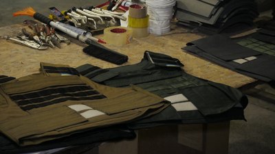 Волонтери із Дніпра виготовляють бронежилети для військовослужбовців ЗСУ