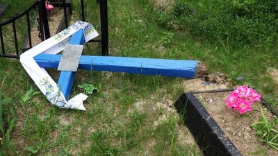 На одному з кладовищ Житомирщини 17-річний хлопець зруйнував понад 40 пам’ятників – юнакові оголосили про підозру На одному з кладовищ Житомирщини 17-річний хлопець зруйнував понад 40 пам’ятників – юнакові оголосили про підозру