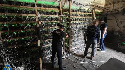 На Дніпропетровщині викрили майнерів, які незаконно підключилися до трансформаторної підстанції