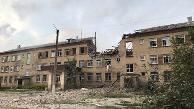 Російська армія 1 серпня вдарила по школам, житловим будинкам і лікувальному закладу на Донеччині