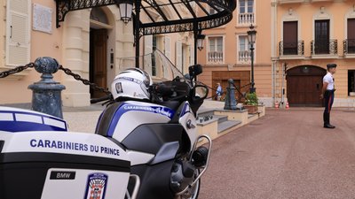 Поліцейський на вулиці в Монако