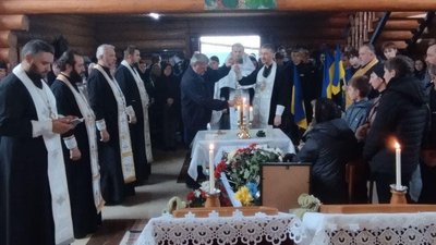 На Закарпатті попрощалися з полеглим захисником Юрієм Сивульком На Закарпатті попрощалися з полеглим захисником Юрієм Сивульком