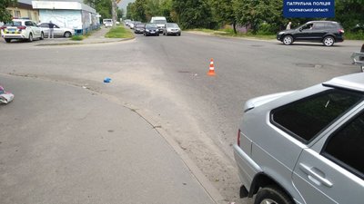 У Полтаві автомобіль збив пенсіонерку на велосипеді У Полтаві автомобіль збив пенсіонерку на велосипеді