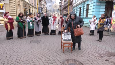 В Івано-Франківську провели різдвяно-патріотичний перформанс на підтримку ЗСУ В Івано-Франківську провели різдвяно-патріотичний перформанс на підтримку ЗСУ