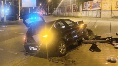 В Одесі автівка влетіла у світлофор: двоє людей травмувалися