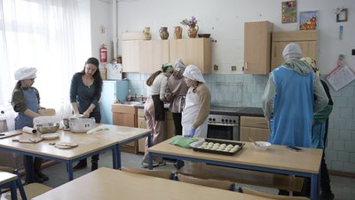 На Вінниччині діти випікають пиріжки для оборонців На Вінниччині діти випікають пиріжки для оборонців