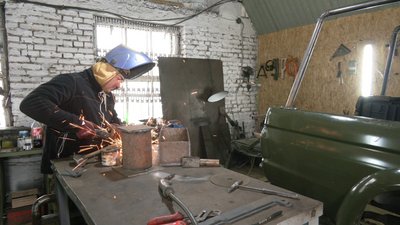 На Рівненщині механіки-волонтери готують "бандеромобілі" для фронту На Рівненщині механіки-волонтери готують "бандеромобілі" для фронту