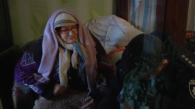 В Одесі дерево впало на будинок: усередині заблокована жінка