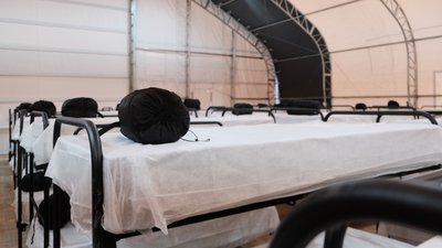 У гуманітарній базі в Чернівцях переселенці можуть отримати гарячі обіди, продукти та одяг