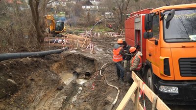 У Житомирі ремонтують водопровідну трубу, яка живить усю центральну частину міста У Житомирі ремонтують водопровідну трубу, яка живить усю центральну частину міста