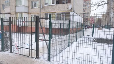 Прохід на замку: жителі мікрорайону у Луцьку звернулися у поліцію через загороджену стежку Прохід на замку: жителі мікрорайону у Луцьку звернулися у поліцію через загороджену стежку