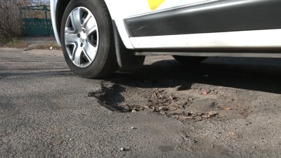 Маневри між ямами: дорога до Холодного Яру на Черкащині потребує ремонту Маневри між ямами: дорога до Холодного Яру на Черкащині потребує ремонту
