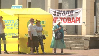 У Хмельницькому протестували проти продажу сільськогосподарської землі. Фото: Суспільне. Поділля. У Хмельницькому протестували проти продажу сільськогосподарської землі. Фото: Суспільне. Поділля.