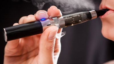 В Україні заборонили курити електронні цигарки та кальян у громадських місцях. Які штрафи