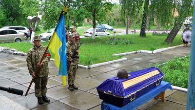 На Житомирщині поховали останки дев'яти воїнів Червоної армії На Житомирщині поховали останки дев'яти воїнів Червоної армії