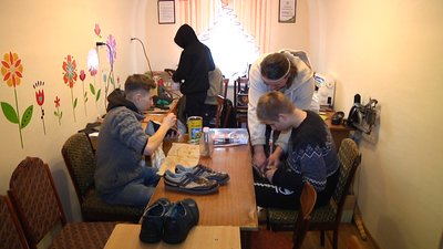 Перша професія: у житомирській спецшколі діти з інвалідністю вчаться шити і ремонтувати взуття