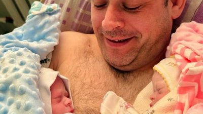 Новонароджена двійня на руках у батька