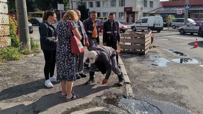 У Луцьку затори: на проїжджій частині однієї з вулиць - витік газу У Луцьку затори: на проїжджій частині однієї з вулиць - витік газу