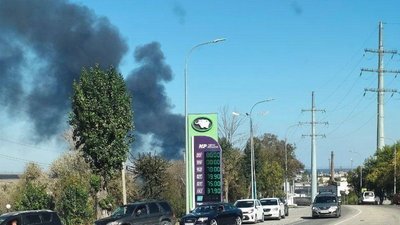 Внаслідок атаки ЗСУ на нафтобазу у Феодосії виникли черги за бензином "на кілометр"
