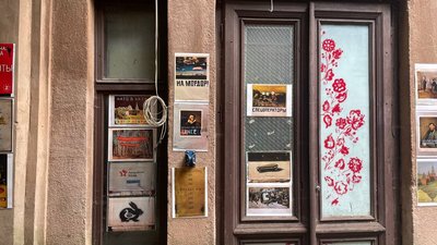 Дисиденти та козак Мамай. У Мистецькому провулку в Дніпрі встановили три нових артоб’єкти Дисиденти та козак Мамай. У Мистецькому провулку в Дніпрі встановили три нових артоб’єкти