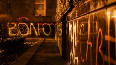 "Не чуєш? Побачиш". Прихильники Стерненка облили ОП червоною фарбою та влаштували феєрверк "Не чуєш? Побачиш". Прихильники Стерненка облили ОП червоною фарбою та влаштували феєрверк