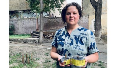 У Чернівцях волонтерка передала солдатам приблизно 700 окопних свічок