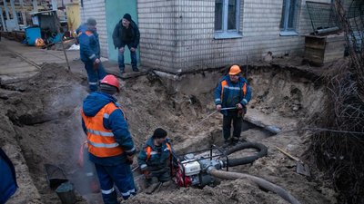 Київтеплоенерго відремонтувало тепломережу в Дніпровському районі, пошкоджену атакою РФ