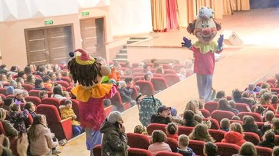 Усмішки — для дітей, а гроші — для ЗСУ. На Франківщині працівники цирку провели благодійний концерт Усмішки — для дітей, а гроші — для ЗСУ. На Франківщині працівники цирку провели благодійний концерт