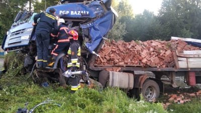 На Івано-Франківщині вантажівка в'їхала в дерево, водія затиснуло в салоні авто