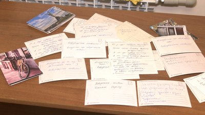 Волонтери із Запоріжжя надсилають листівки на передову Волонтери із Запоріжжя надсилають листівки на передову