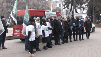 "На запчастини - тільки машини". У Франківську провели акцію за скасування рабства "На запчастини - тільки машини". У Франківську провели акцію за скасування рабства
