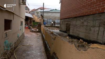 Потік води зносив паркани й автівки: жителі Одеси відновлюють свої домівки після негоди Потік води зносив паркани й автівки: жителі Одеси відновлюють свої домівки після негоди