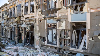 Пошкоджений в наслідок атаки РФ на Одесу готель 27 квітня 2026 року